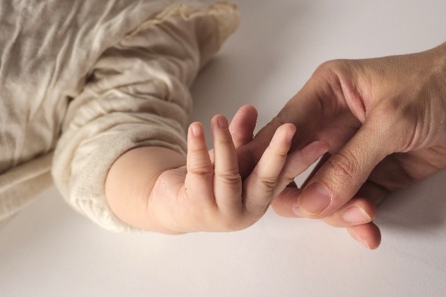 手と手を繋ぐ赤ちゃん「愛」